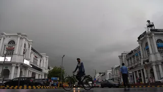 Delhi Weather Update: Cloudy Skies And Light Rain Likely Today, Moderate Showers Expected In Coming Days | Check Forecast